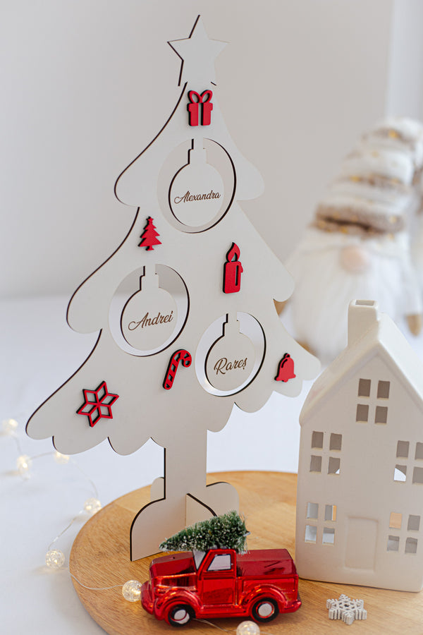 Brăduț din lemn personalizat cu numele membrilor familiei