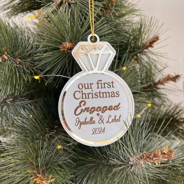 Glob Personalizat "Our First Christmas Engaged" cu Plexiglas Aurie și Lemn