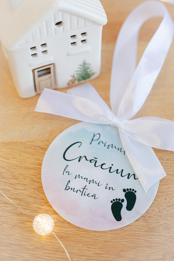 Glob personalizat din plexiglas alb - Primul Crăciun la mami în burtică