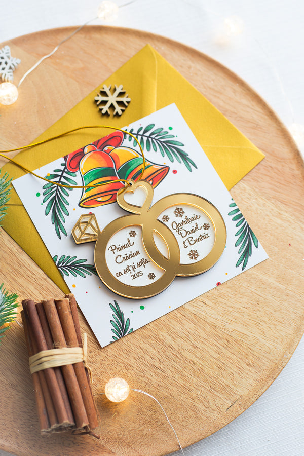 Glob personalizat din lemn si plexiglas „Primul Crăciun ca soț și soție”