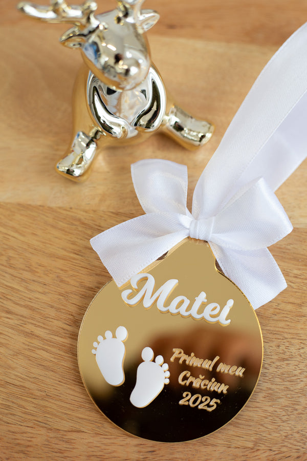 Glob personalizat cu nume din plexiglas „Primul meu Crăciun”