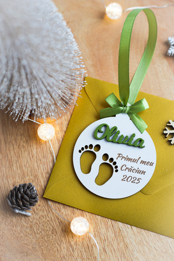 Glob personalizat cu nume din lemn „Primul meu Crăciun”