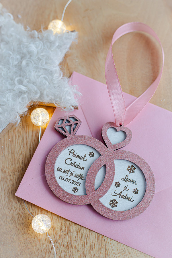 Glob personalizat din lemn - „Primul Crăciun ca soț și soție” - Crăciun 2025