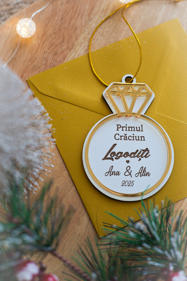 Glob personalizat "Our First Christmas Engaged" cu plexiglas din lemn