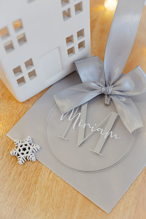 Glob personalizat din plexiglas transparent cu nume