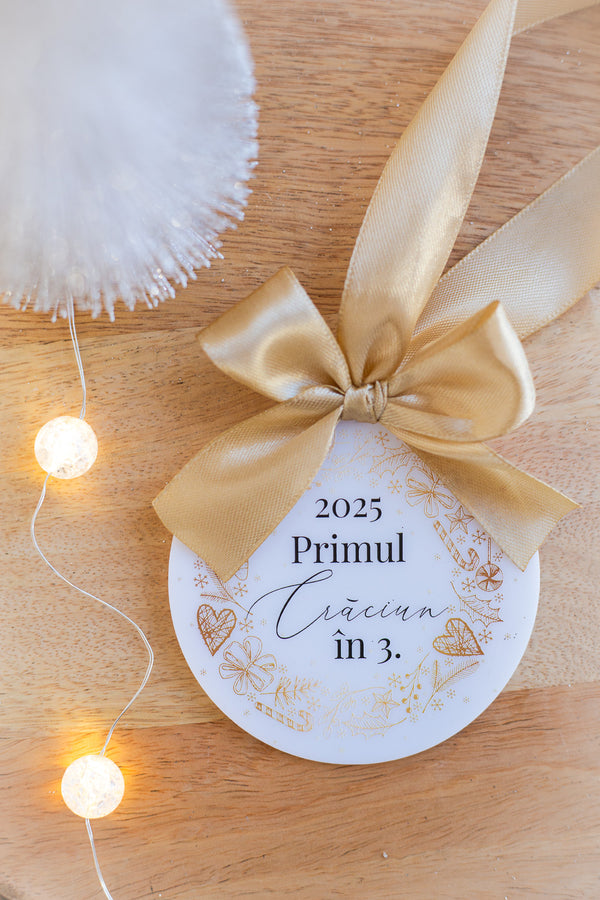 Glob personalizat plexiglas alb "Primul Crăciun în 3"