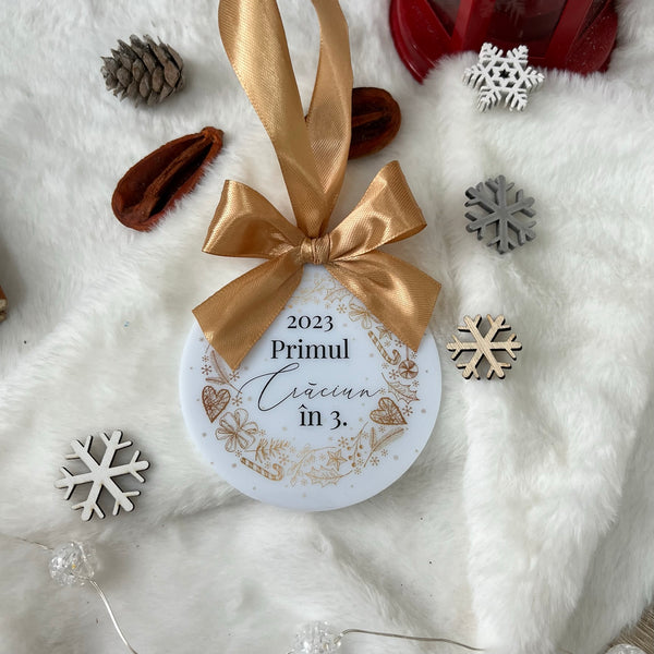 Glob personalizat plexiglas alb "Primul Crăciun în 3"