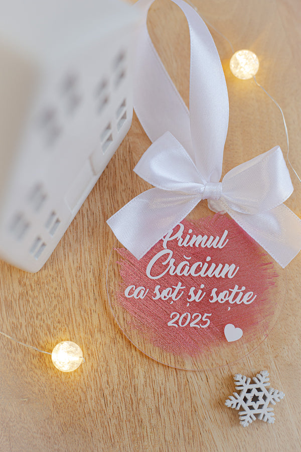 Glob personalizat cu text din plexiglas "Primul Craciun ca sot si sotie"