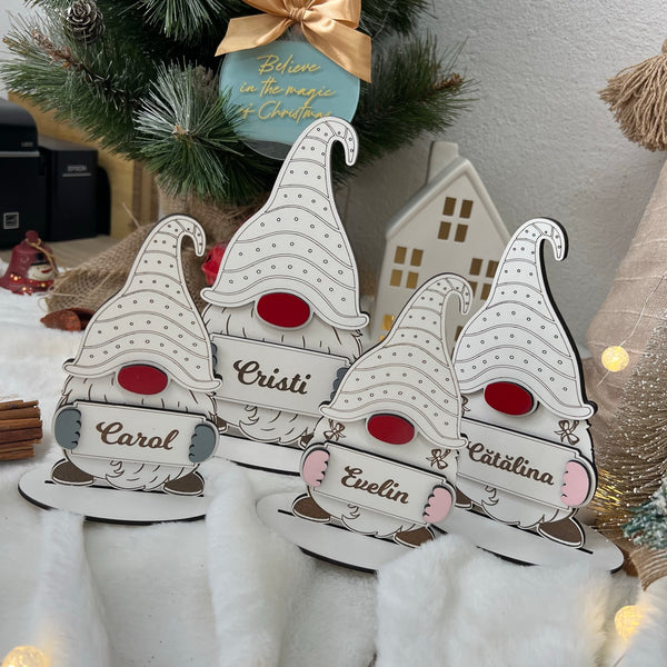 Set 4 gnomi din lemn, personalizati cu nume 