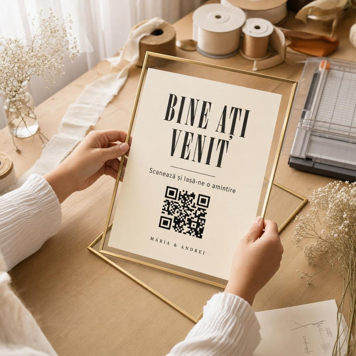 Atelierul Cutia cu Zâmbete — plăcuță de bun venit cu cod QR, gata înrămată, cu textul Bine ați venit