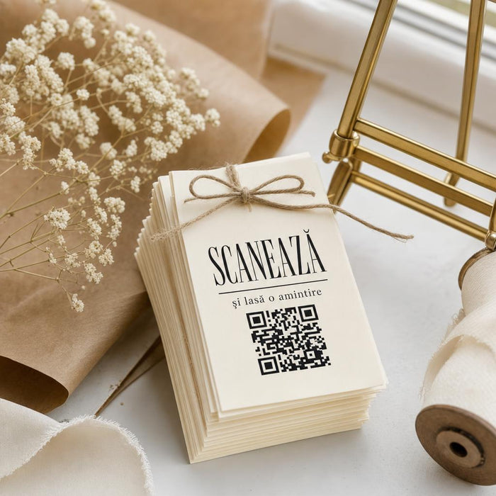 Cartonașe de masă cu cod QR și textul Scanează și lasă o amintire, tipărite în atelier